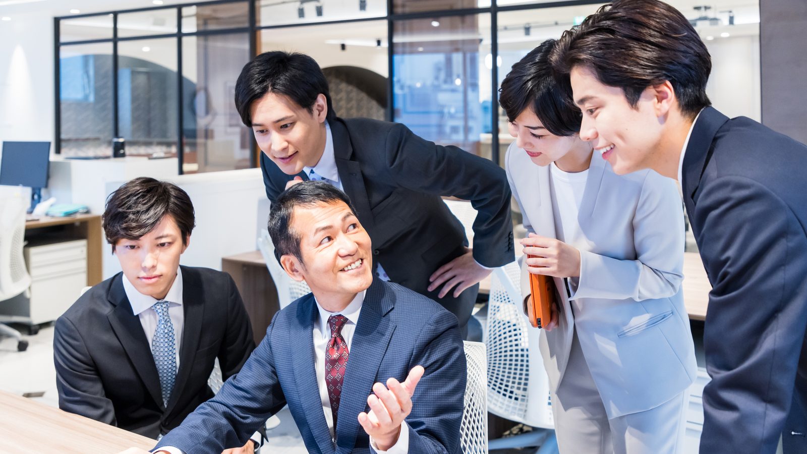 オークション会場の入札風景