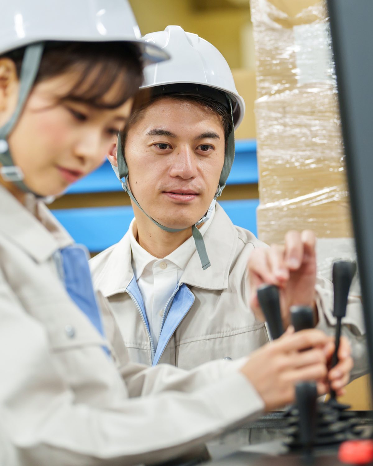 若手スタッフが先輩から査定を教わる様子