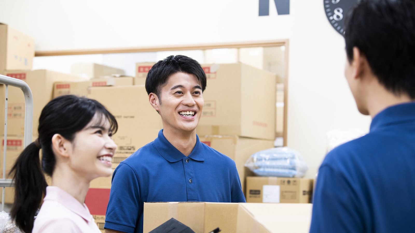 若手スタッフが先輩から査定を教わる様子